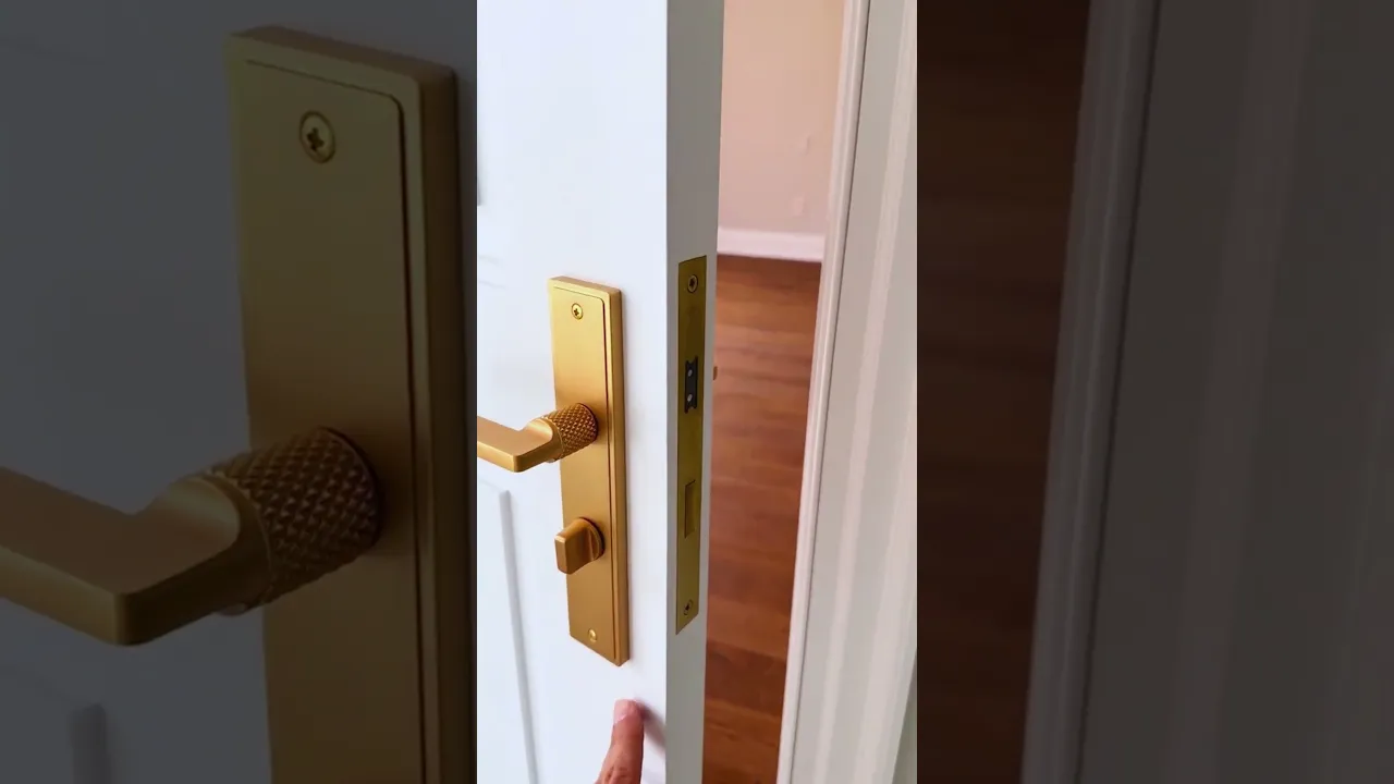 Discover how a white door can bring elegance and comfort to your home. Watch our video to explore designs that combine sophistication and coziness.